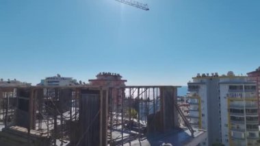 Yoğun bir inşaat projesinin hava perspektifi.