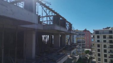 Üretken bir inşaat alanı faaliyet halinde.