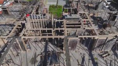 Çeşitli seviyelerde canlı bir yapı süreci.