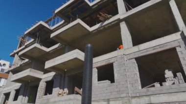 Yoğun ve verimli bir gökdelen.