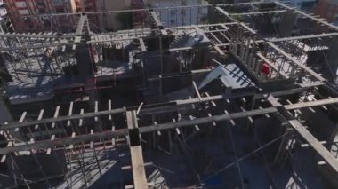 Dinamik bina etkinliği dikey olarak kaydedildi.