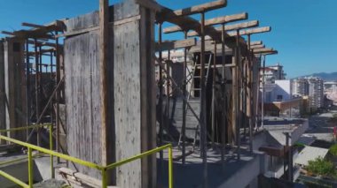 Dikey olarak ele geçirilen canlı yüksek katlı bina.