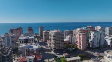 Şehir ve deniz güzel bir şekilde birlikte yakalandı..