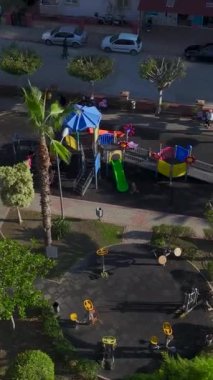 Eğlence dolu ve canlı bir açık hava anı..