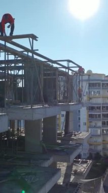 Şehir gelişiminin canlı bir sahnesi.