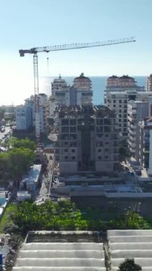 Canlı ve verimli bir inşaat sahnesi..