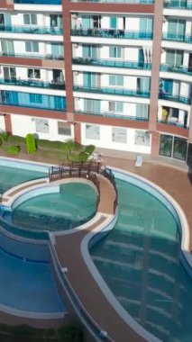 Sakin ve rahatlatıcı bir havuz..