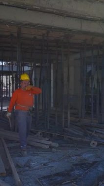 Hareketli ve detaylı bir yapı süreci.