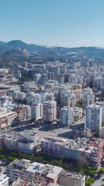 Canlı ve dinamik bir şehir ortamı.