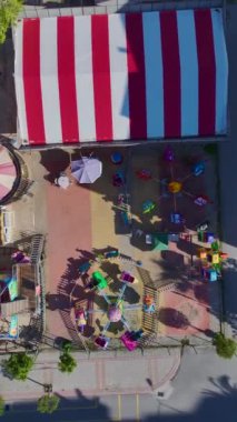 Neşeli ve enerjik bir açık hava anı.