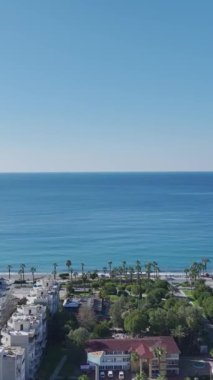 Dinamik ve manzaralı şehir manzarası.