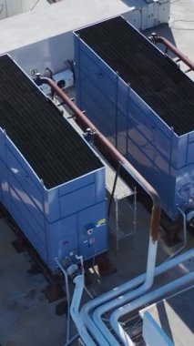 Teknik ve işlevsel bir çatı manzarası.