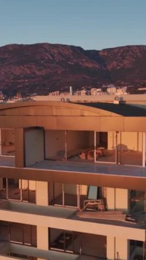 Modern bir yapı üzerinde çalışma devam ediyor.