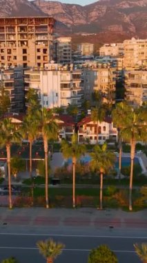 Sahil kenarındaki klasik evler..