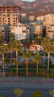 # Huzurlu bir sahil # # Eski usul yaşıyor #.