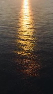 Huzurlu ve parlayan bir deniz manzarası.