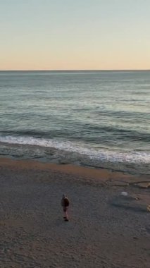 Deniz kenarında huzurlu bir akşam gezintisi.