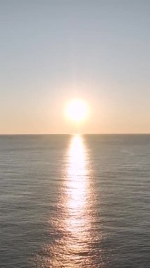 Çarpıcı ve sakin bir sahil manzarası..