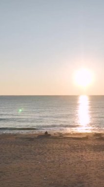 Gün batımında dinamik bir okyanus sahnesi.