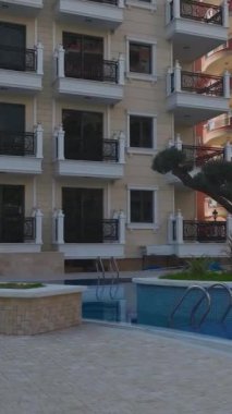 Barışçıl ve şık bir havuz kenarı inzivası.