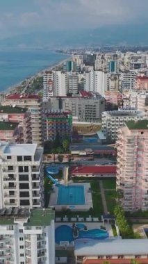 Dinamik ve huzurlu bir şehir görüşü.