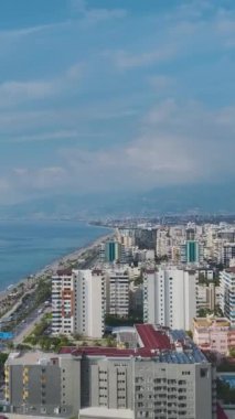 Yukarıdan canlı bir şehir manzarası.