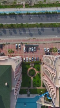 Dinamik bir şehir trafik sahnesi.