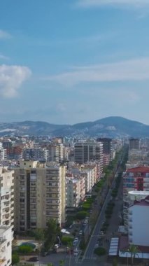 Resimli bir şehir ortamı.