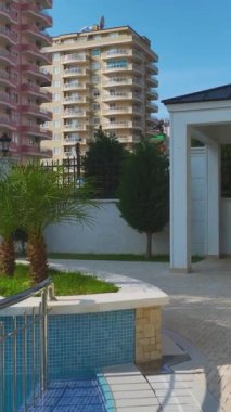 Prim ayarında ferahlatıcı bir havuz kenarı görünümü.