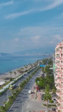 Huzurlu ve dinamik bir deniz kenarı..