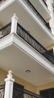 Canlı ve lüks bir sahil manzarası.