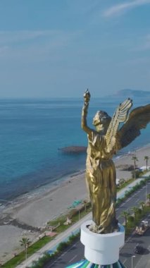 Huzurlu bir çatı ve okyanus manzarası.