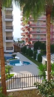 Dinamik ve sakin bir havuz ortamı.