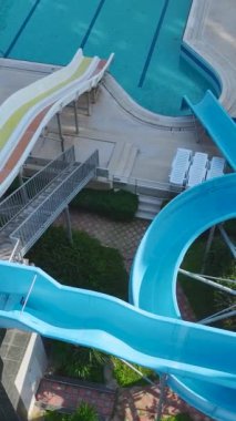 Huzurlu ve şık bir havuz başı anı.