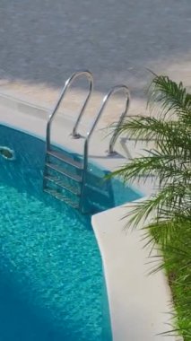 Özel havuz kenarı görünümü.