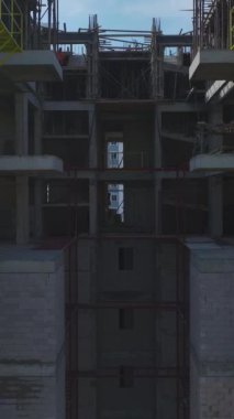 İnşaatta hassasiyet ve takım çalışması.