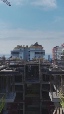 Yoğun bir şantiyeye ayrıntılı bir bakış.