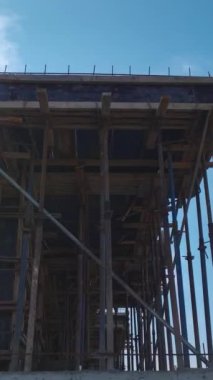 Görünür ilerlemesi olan canlı bir çalışma alanı.