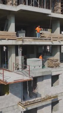 Üretken ve dinamik bir inşaat sahnesi.