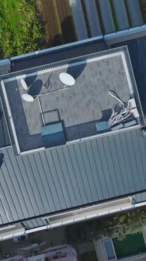 Parlak ve yeni yapılmış bir çatı..