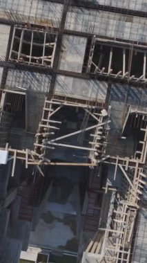 Canlı bir inşaat ve planlama sahnesi..