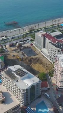 Canlı ve detaylı bir inşaat projesi.