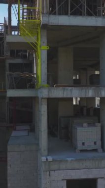 Canlı ve aktif bir inşaat projesi.