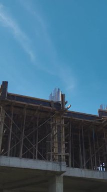 Üretken ve detaylı bir inşaat çalışması.