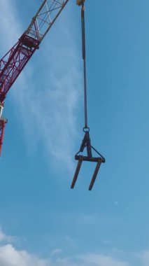 Çalışan makinelerin güçlü bir sahnesi.