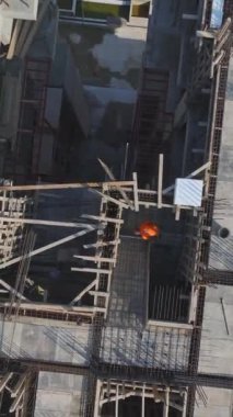 Hareketli ve canlı bir bina sahnesi..