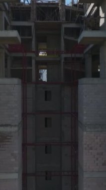 Takım çalışmasının ve hassasiyetin dinamik bir sahnesi.