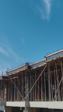 Yukarıdan çekilen işbirliği ve hassasiyet.