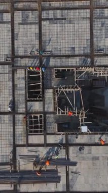 Üretken ve hareketli bir inşaat çalışması.