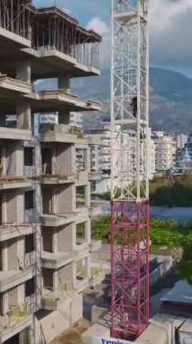 Canlı ve detaylı bir inşaat sahası devam ediyor..